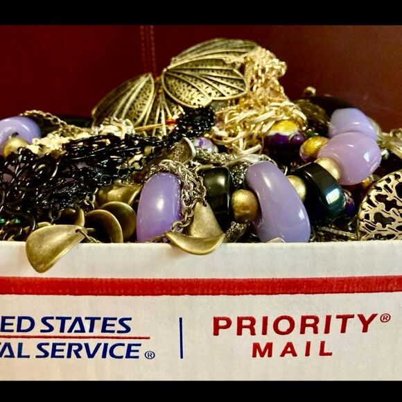 💎 2 LB UNSEARCHED Fashion Jewelry Lot~ mostly wearable + repurpose resell craft - Picture 1 of 9